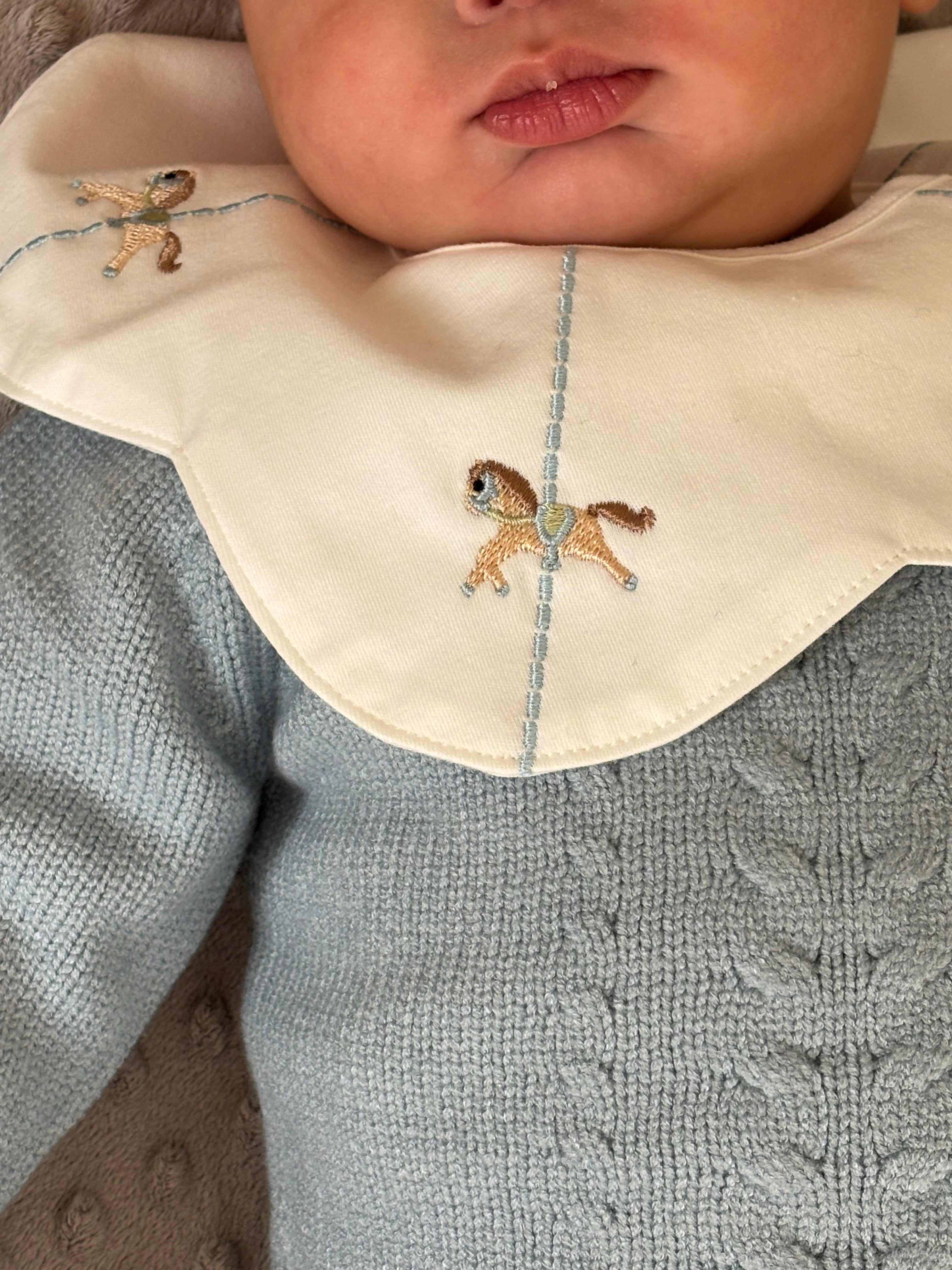 babero bordado carrusel