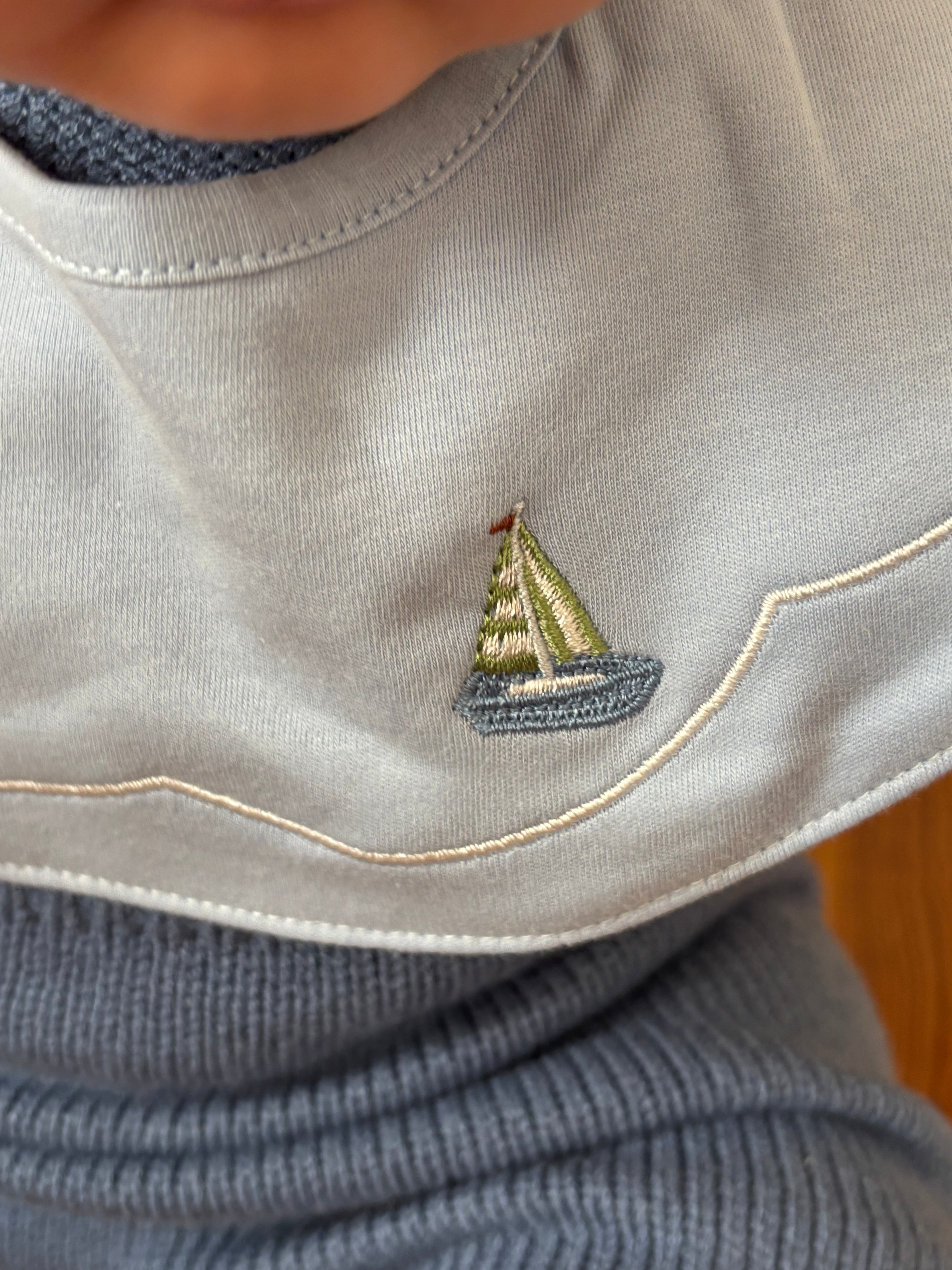 babero bordado barco